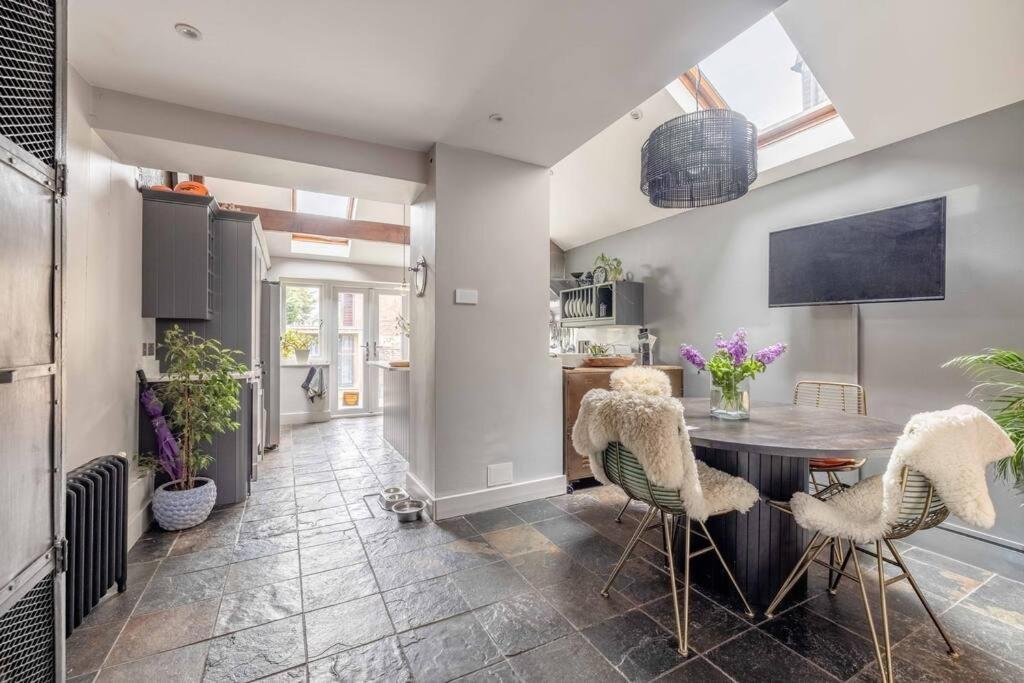 Stylish 2-Bed House With Office And Private Garden Βίλα Γουίνσδορ Εξωτερικό φωτογραφία