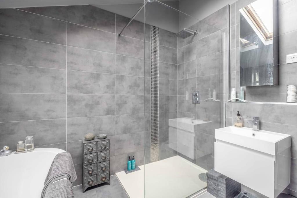 Stylish 2-Bed House With Office And Private Garden Βίλα Γουίνσδορ Εξωτερικό φωτογραφία